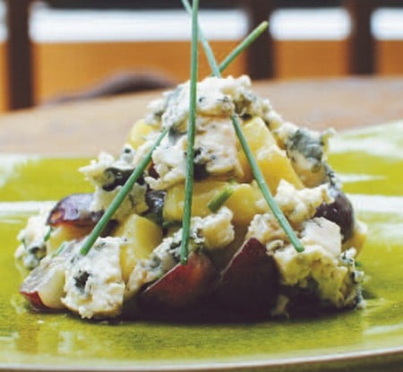 Salade tiède de primeurs du Roussillon aux éclats de roquefort vieux