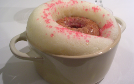 Mini kouglofs moelleux aux framboises et aux amandes dans un écrin de sabayon au Blanc limé