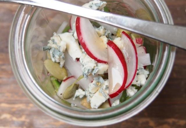 Petite salade toute fraîche à la Fourme d'Ambert, fèves, radis et sirop d'érable