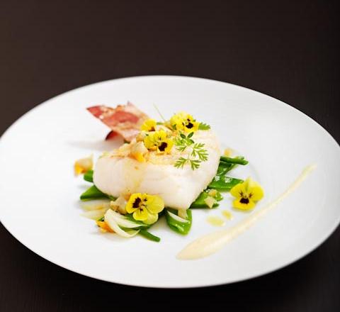 Dos de cabillaud aux asperges et pois gourmands à la française