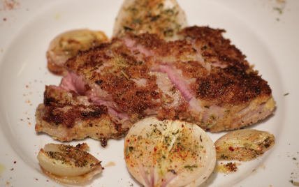 Steaks d'agneau du Connemara panés à la moutarde et aux 9 herbes, compotée d'échalotes et d'oignons