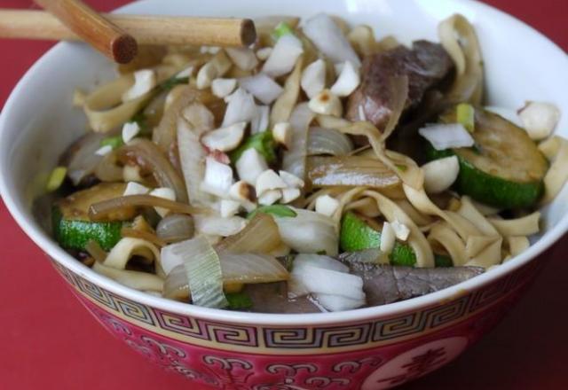 Nouilles sautées au bœuf et aux oignons, saveur teriaki