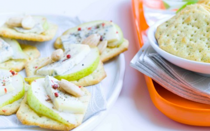 Canapés de crackers gorgonzola, poire et amande fumée