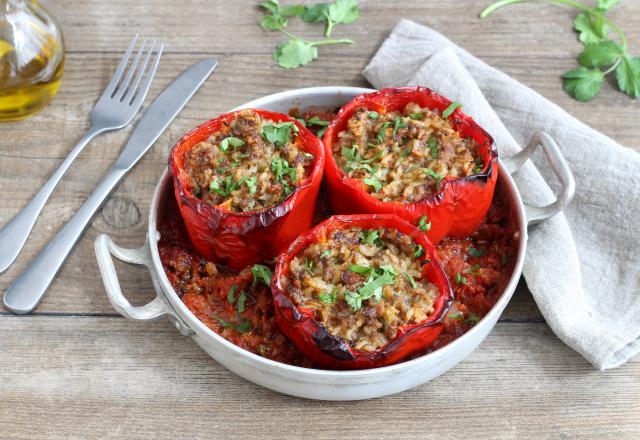 Poivrons farcis au riz et à la viande hachée, sauce tomate aux épices