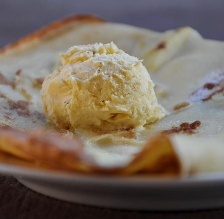 Crêpes aux pommes et glace à la vanille