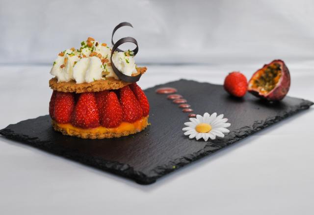 Mille-feuilles croquant aux fraises et saveurs exotiques