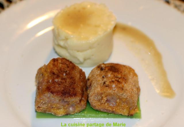 Pieds de porc panés revisités sur lit de gelée aux petits pois et purée au chaource