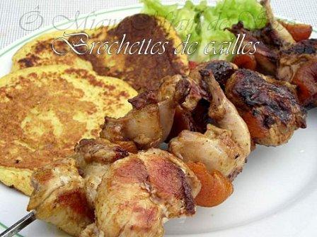 Brochettes de cailles au curry et abricot- blinis au maïs