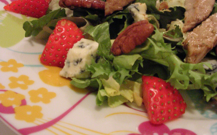 Salade d'agneau aux fraises, roquefort et noix de pécan