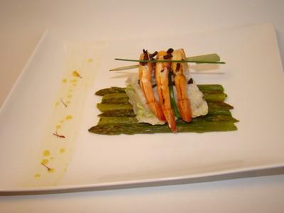 Filets de sole farcis, asperges vertes glacées au parfum d'orange, brochette de crevettes gingembre et grué de cacao, beurre de crevette safrané