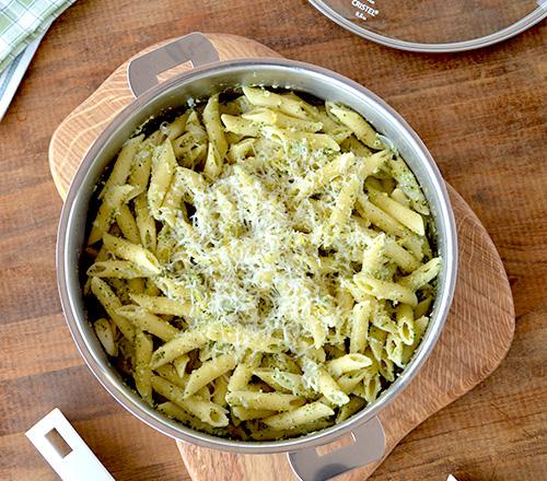 One Pan Pasta - Penne rigate aux oignons & brocoli