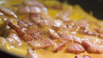 L'omelette brouillée aux lardons