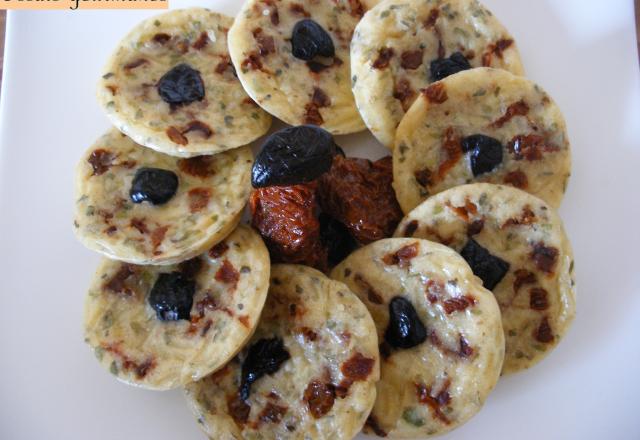 Minis crêpes aux tomates confites et olives noires