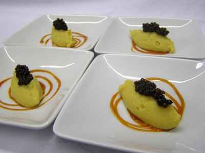 Mousseline de pois chiches au caviar d'olive noire, Ketchup de pimientos