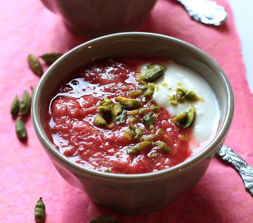 Compote de rhubarbe à l'eau de rose et à la cardamome