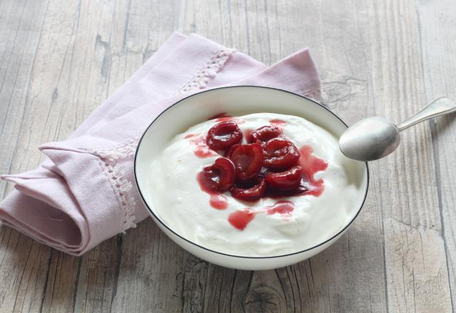 Mousse de fromage blanc et cerises poêlées