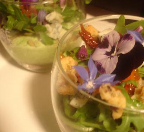 Verrine en bavarois petits pois et estragon, sablé au parmesan et olives noires, salade folle en Bleu de Gex et citron confit