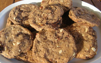 Gros cookies au chocolat, aux amandes et noisettes