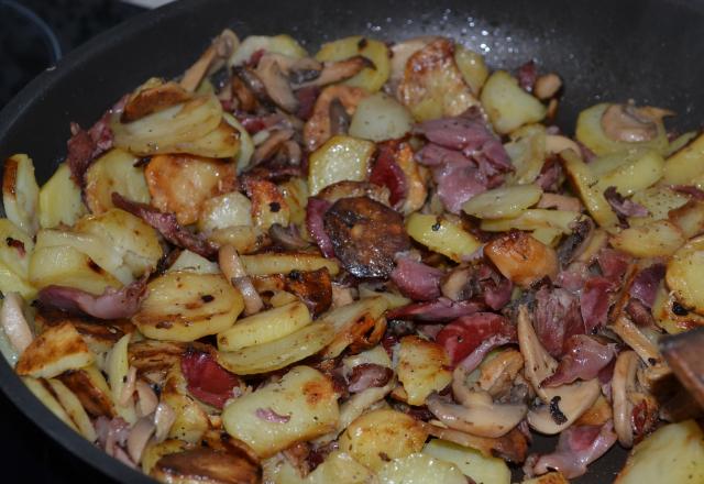 Poêlée de pommes de terre, gésiers, champignons