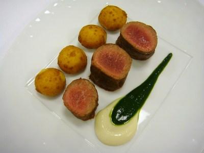 Filet d'agneau, pommes dauphine, purée d'ail doux et jus de persil