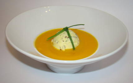 Boule de Bray Picard parfumé, sur un velouté de carottes à l'orange