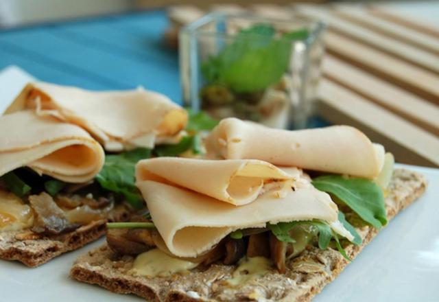 Crackers de cœur de poulet aux pleurotes, roquette et moutarde à l'ancienne