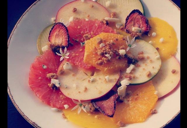 Carpaccio de fruits, crumble au roquefort et chips de fraises