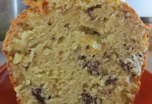 Cake au roquefort, noix et raisins secs