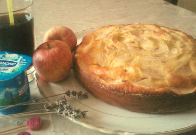 Gâteau au yaourt et aux pommes simple à réaliser