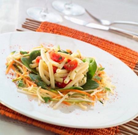 Salade de légumes, macaronis et vinaigrette à la chicorée