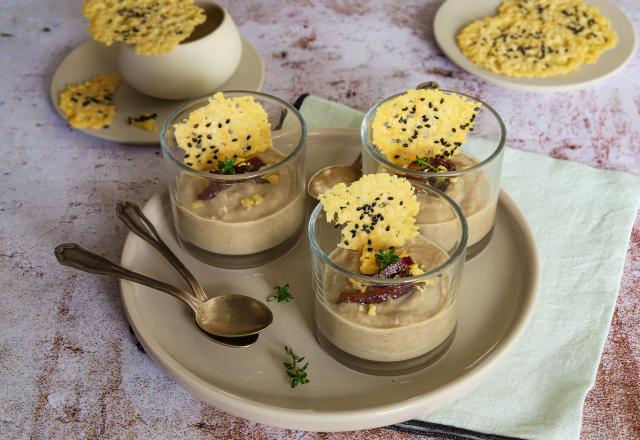 Verrines de velouté de champignons, oignons caramélisés et tuiles au parmesan