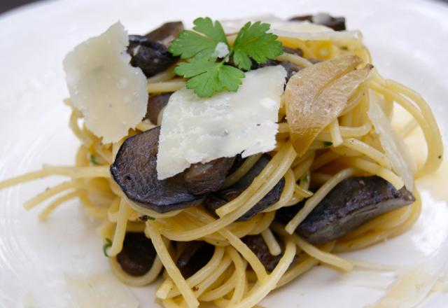 Spaghetti sautés aux cèpes en persillade et parmesan