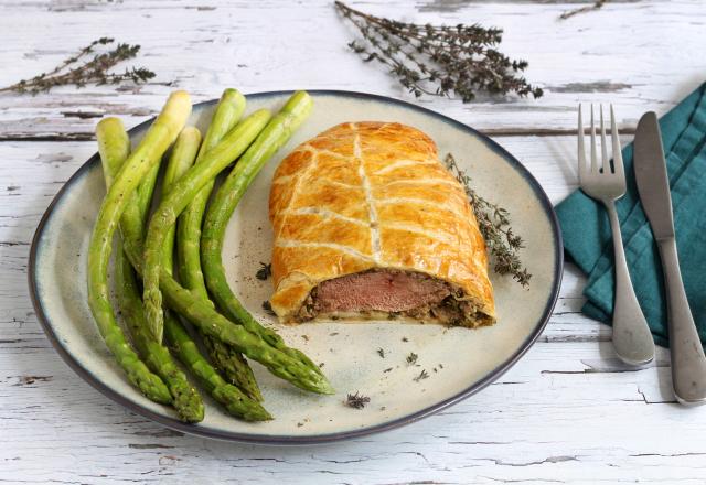 Magret de Canard façon Wellington et asperges vertes sautées