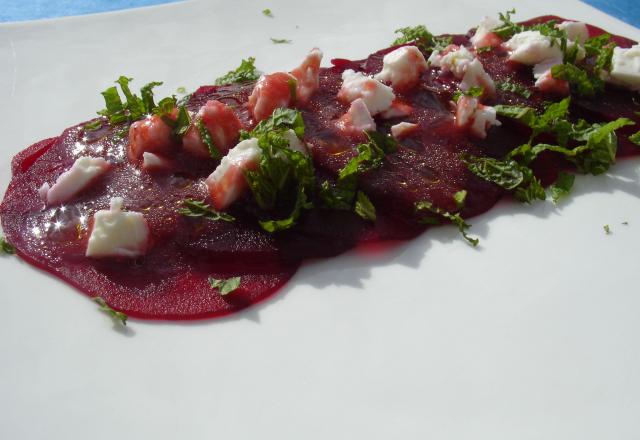 Carpaccio de betterave, féta, menthe et vinaigrette à la fraise