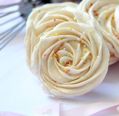 Meringues en forme de rose à la douille