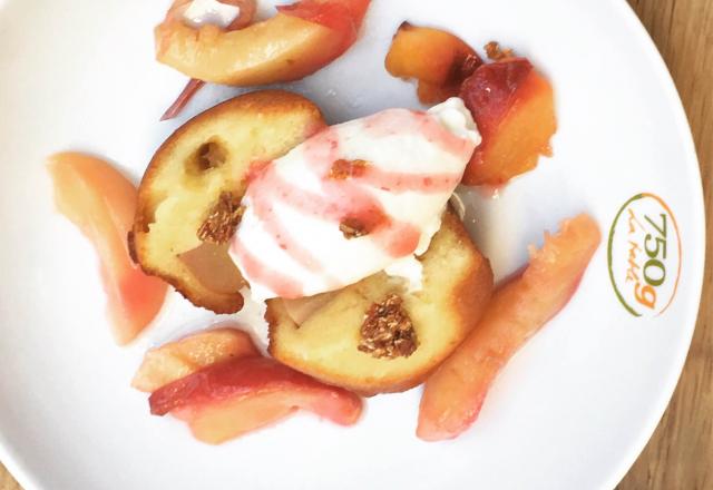 Gâteau renversé à la nectarine, nectarines pochées à la verveine et glace verveine