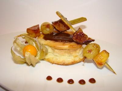 Petit far aux abricots moelleux et raisins blonds, brochettes de fruits d'automne, et coulis de pruneaux