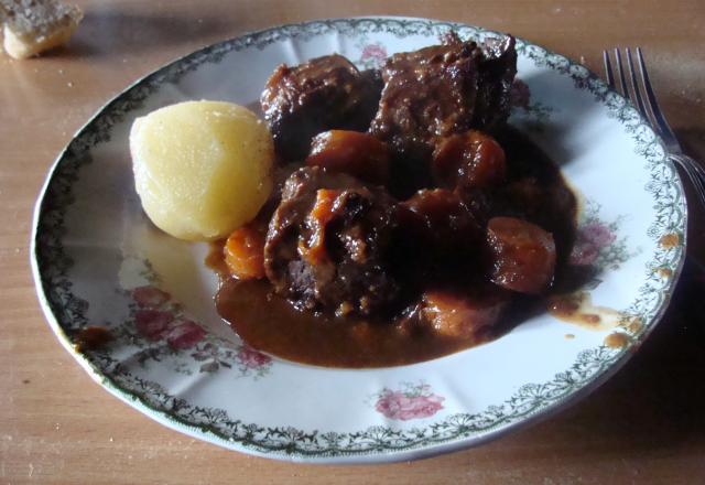 Carbonnade flammande et ses pommes de terre caquettes