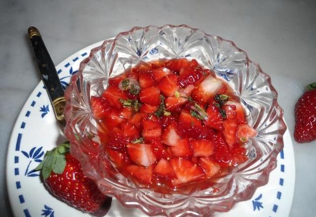 Tartare de fraises à la menthe poivrée traditionel