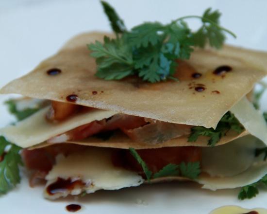 Mille-feuilles croustillant de cantal, herbes pancetta et poêlée de mirabelles