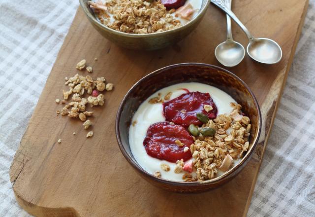 P’tit déj de saison : quetsches poêlées, yaourt de brebis et crumble