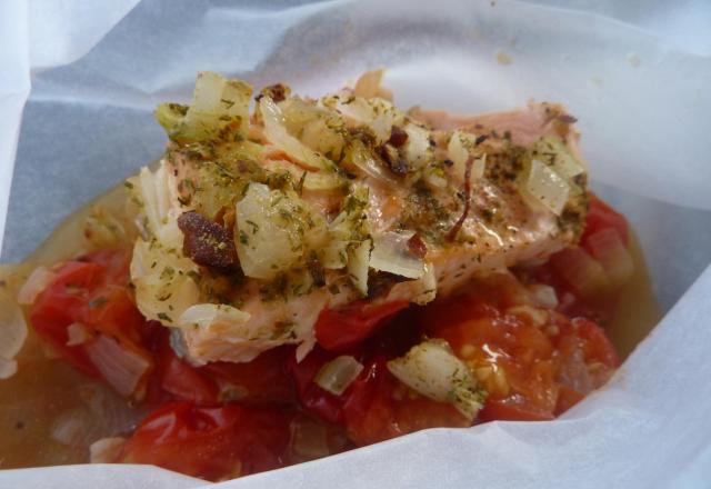 Papillote de saumon épicé aux tomates cerise