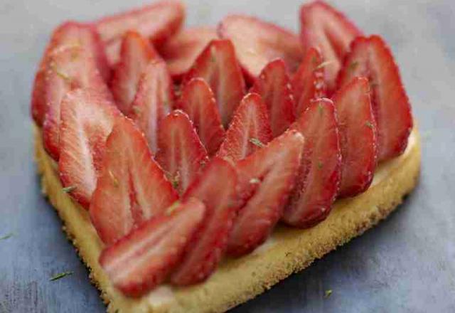 Cœur de fraises de France sur un esprit de cheesecake