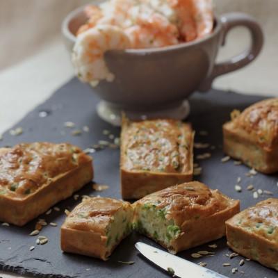 Cake mozza-petits pois, graines de fenouil et crevettes marinées