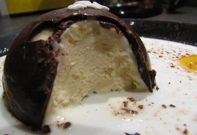 Glace à la vanille sans œuf et son dôme au chocolat