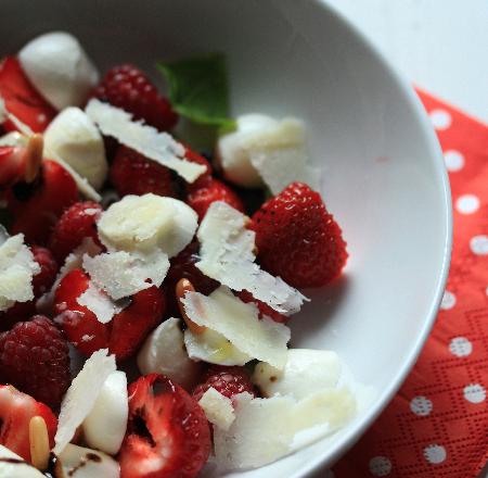 Salade de fraises, framboises, mozzarella et parmesan