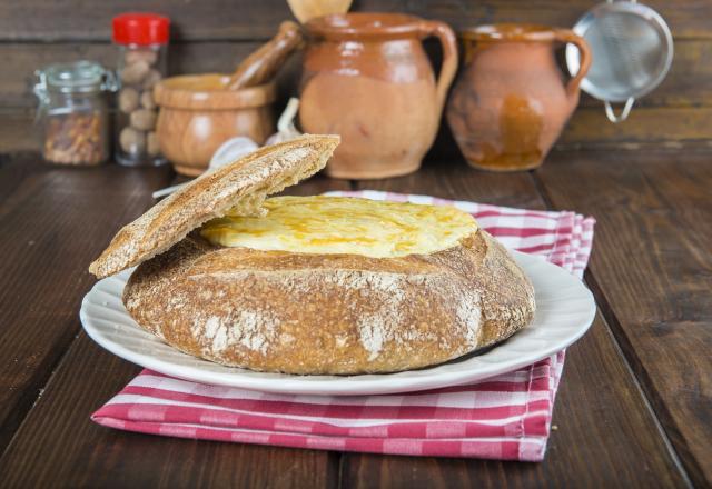 Fondue de camembert dans un pain