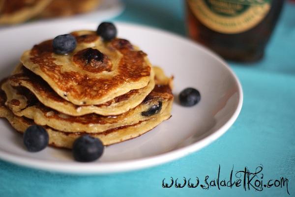 Pancakes aux flocons d'avoine, cottage cheese et myrtilles