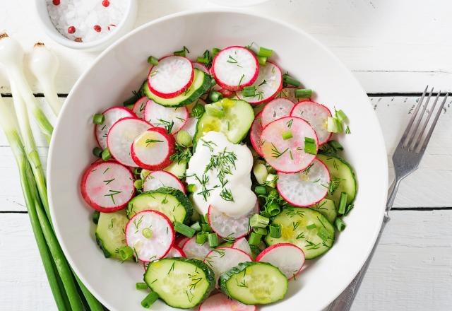 Salade de radis au concombre et aneth, sauce au yaourt grec