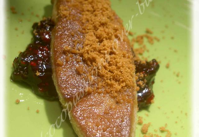 Foie gras poêlé aux spéculoos et lit de fruits rouges